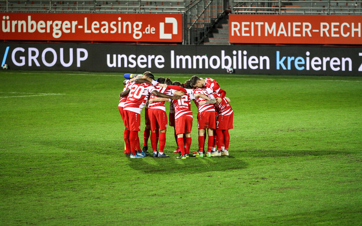 Die Würzburger Kickers stehen im Kreis vor einem Heimspiel in der flyeralarm Arena in Würzburg Die Würzburger Kickers stehen im Kreis vor einem Heimspiel in der flyeralarm Arena in Würzburg
